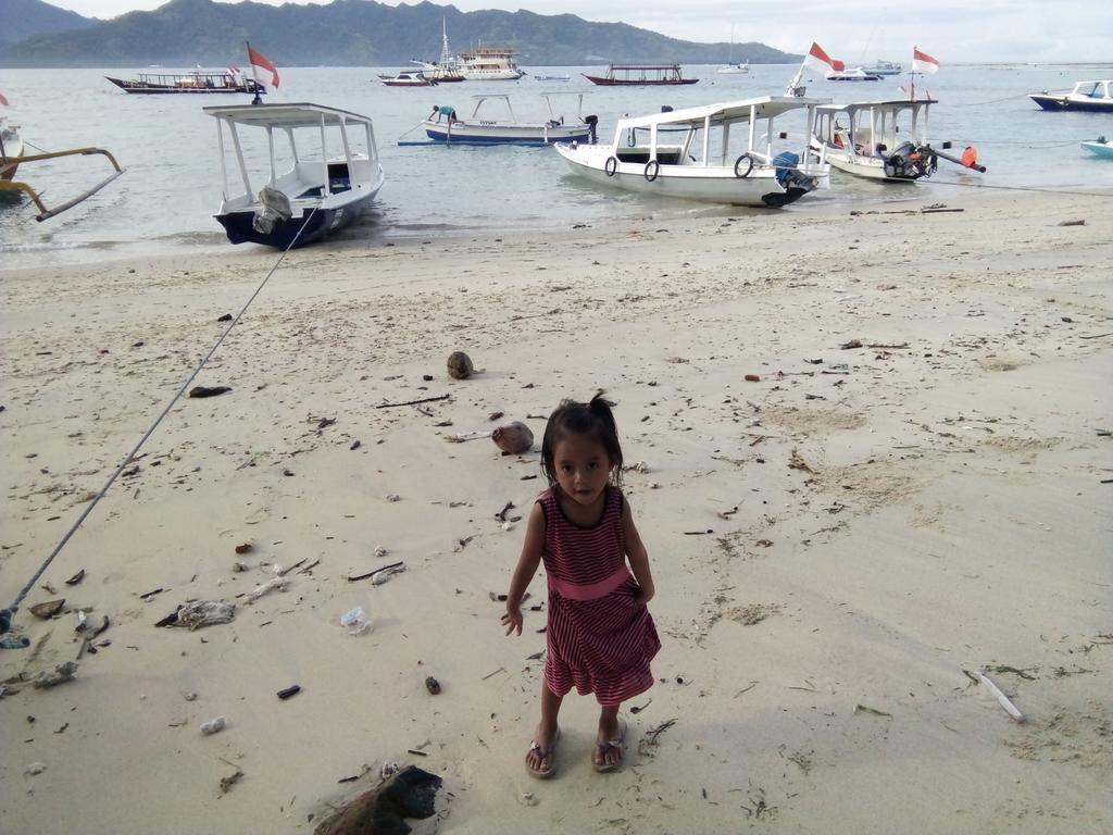 Mirna Homestay กิลิไอร์ ภายนอก รูปภาพ