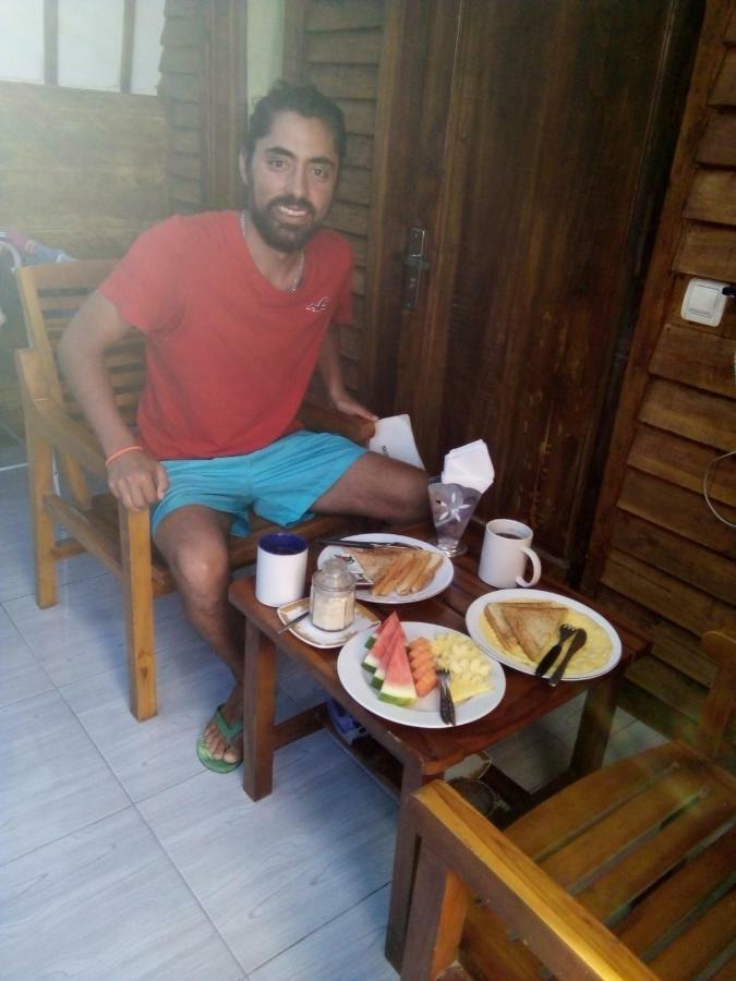 Mirna Homestay กิลิไอร์ ภายนอก รูปภาพ